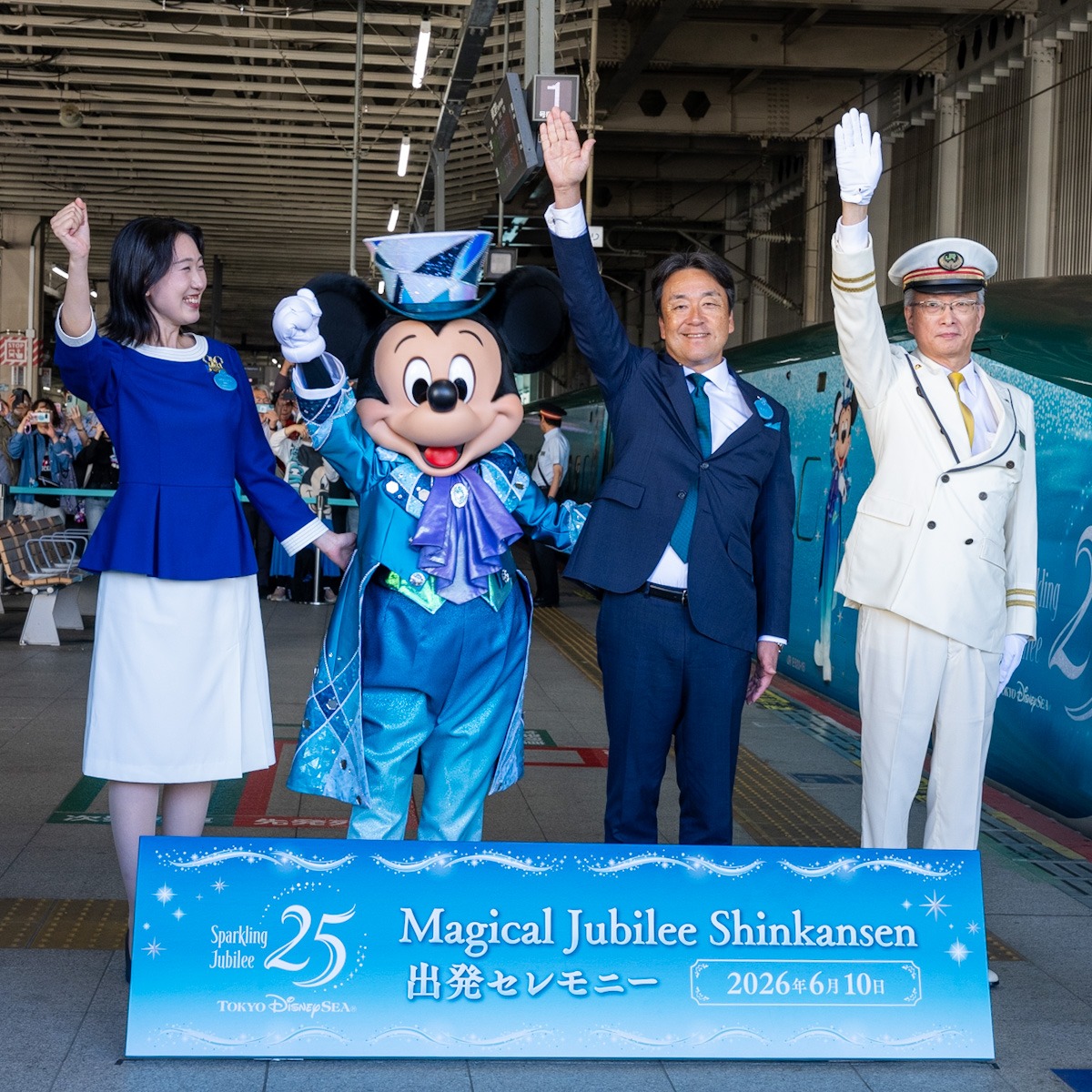 DtimesJP's tweet photo. 東京ディズニーシー25周年“スパークリング・ジュビリー”テーマの特別車両！
JR東日本「Magical Jubilee Shinkansen」
本日6月10日より運行スタート
出発セレモニーにはミッキーもお祝いに駆けつけました☆
詳細→https://t.co/BeKT8VGnqZ https://t.co/TlLnDtN2Iq