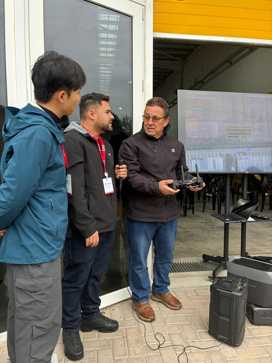 AgtexA's tweet photo. Nuestros técnicos e inspectores recibido capacitación y actualización de conocimientos directo desde XAG.
Intensa jornada en 🇦🇷 con colegas locales y  de 🇧🇷. https://t.co/YfxfewkYCI