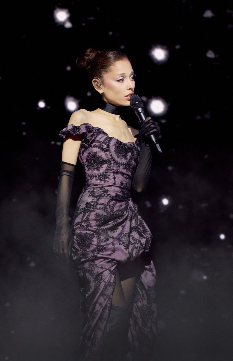 TeamArianaHQ's tweet photo. A R T https://t.co/Q61cdw8qdE