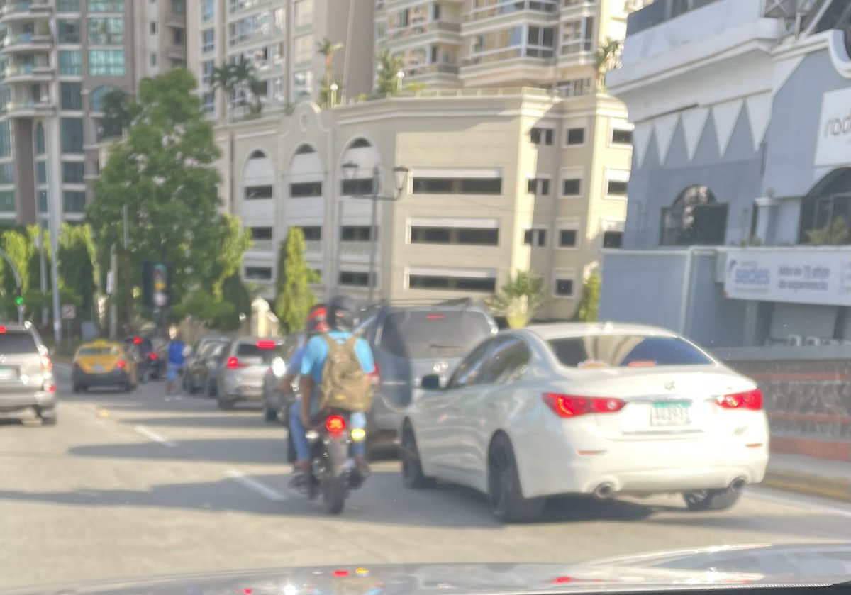 ingdamu's tweet photo. Como se explica esto de koto sin placa sin chaleco reflectivo y dos hombres y @ATTTPanama y la @policiadepanama dónde están ? https://t.co/KHUOd9uhIc