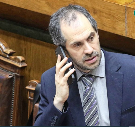 Iherreraa's tweet photo. - Aló, Karol.  Me podrías prestar la guagua para la Acusación Constitucional? https://t.co/kDEb1xtm4l