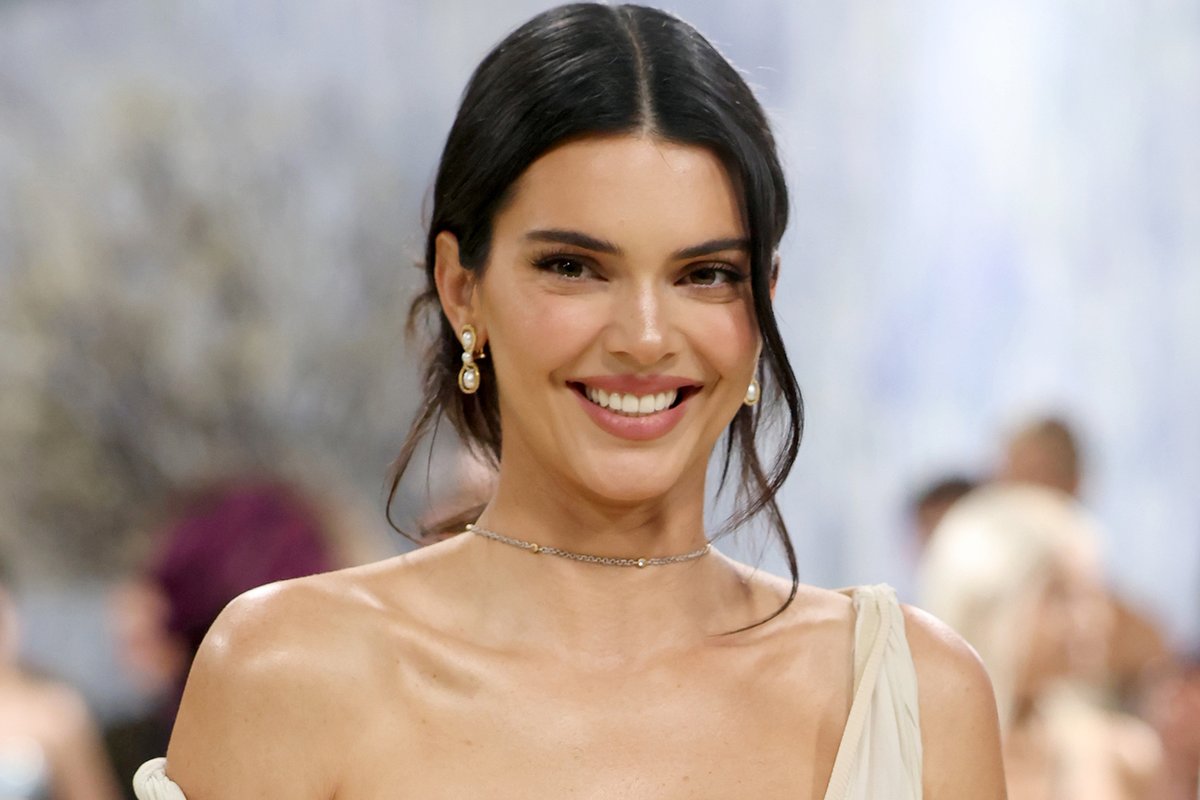 SoapCrushWorld's tweet photo. Kendall Jenner's $14 L'Oréal Highlighter Goes On Sale Pre-Prime Day
Read more: https://t.co/DUGdBcoSfo
#KendallJenner #PrimeDay2026 #BeautyDeals #LOreal #Highlighter #AmazonDeals #CelebrityBeauty
Kendall Jenner's favorite L'Oréal Paris True Match Lumi Glotion highlighter is … https://t.co/dh6pb2h5gv