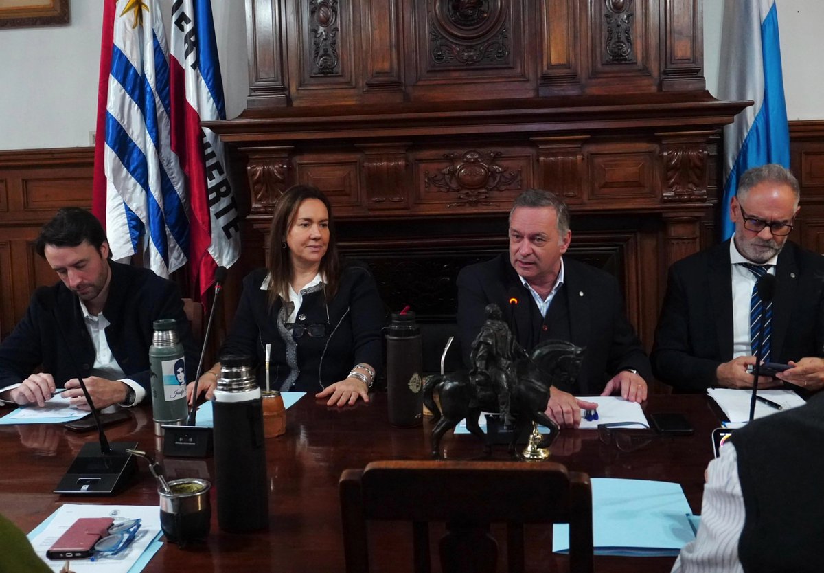 mariadelima_uy's tweet photo. Hoy nos reunimos en el Directorio del Partido Nacional, donde analizamos la situación de ASSE y respaldamos a las anteriores autoridades de la salud pública. Defendemos la transparencia, las investigaciones serias y el respeto a la verdad por encima de cualquier relato político. https://t.co/kSbFr6qehM