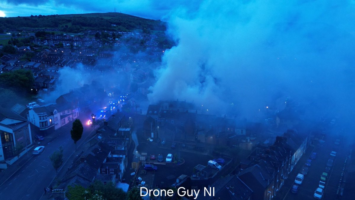 DeeoreRT's tweet photo. North Belfast tonight.

@BelTel @BelfastLive @coolfm @BBCNewsNI 
#Belfast https://t.co/KezNzpjBH2
