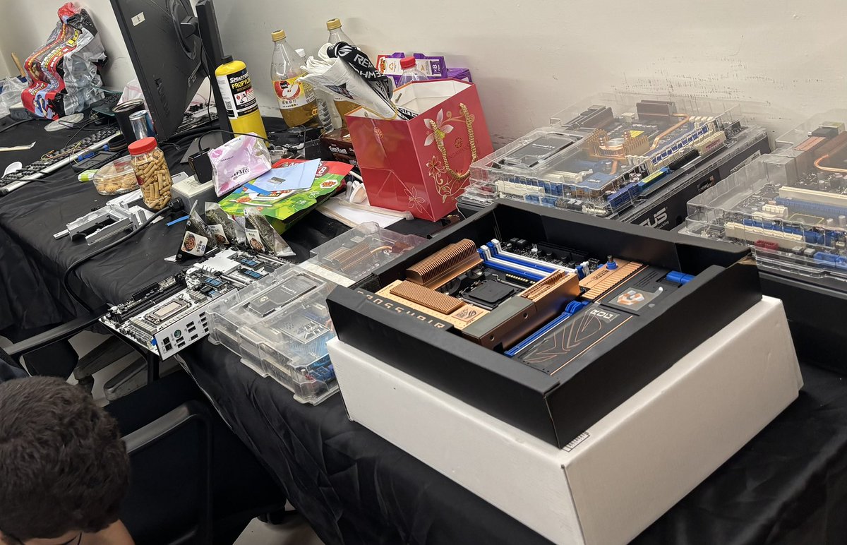 duck_oc's tweet photo. ROG LAB内の様子。
ここ来るのも久しぶり😊

相変わらず汚…もとい、カオスな状況。
まあ、うちの部屋も大して変わらん😁

20年くらい前のマザーとソレに似せた最新マザーが混同してる。(新Crosshair 2006)
もう20年か..あったいう間だなぁ…

#ASUS https://t.co/NM7YSZ5648