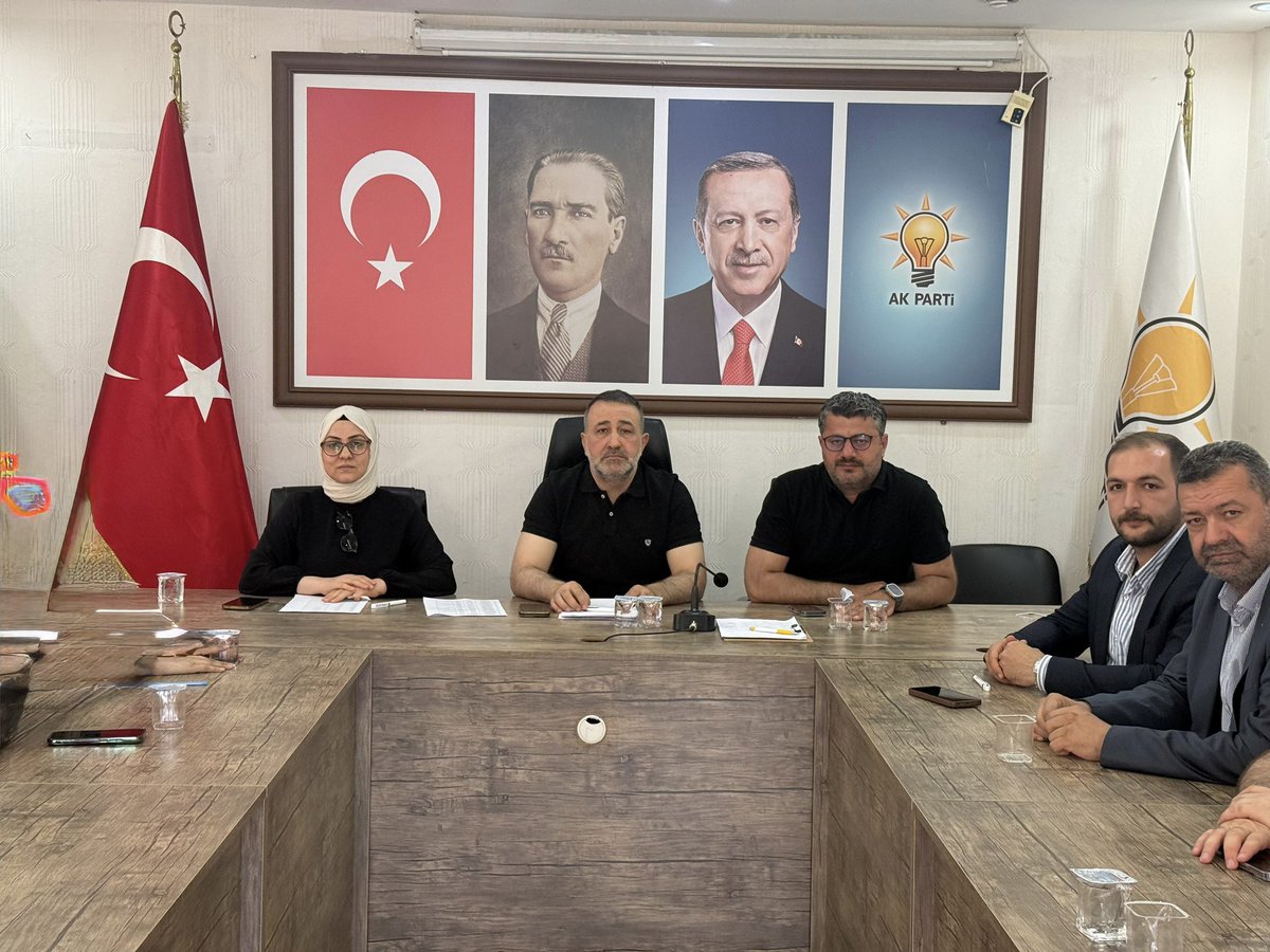 AkArtuklu's tweet photo. 📍AK Parti Artuklu İlçe Başkanlığı 

☑️ Artuklu İlçe Başkan Vekilimiz Sn.Şeyhmus İLDOĞAN İlçe Kordinatörümüz Metin ÖĞRENDİK ve Yönetim Kurulu Üyelerimiz ile birlikte haftalık olağan istişare ve değerlendirme toplantımızı gerçekleştirdik. https://t.co/2Edq49TprO