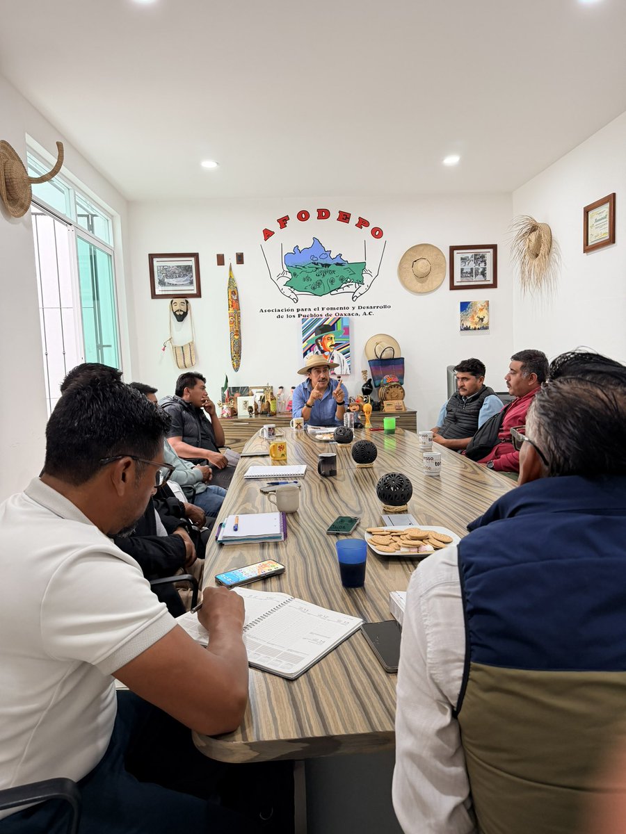 afodepoac's tweet photo. Agradezco la confianza de mis amigos agentes municipales. Seguimos caminando juntos por un mejor Oaxaca.
#liderazgo #agradecido #etecodecorazon https://t.co/8txNB7pC1S