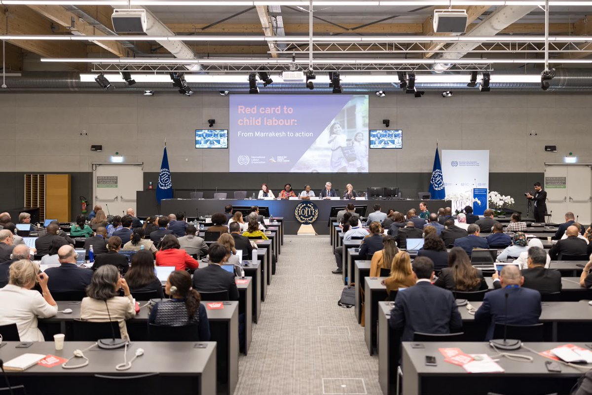waltercorreaok's tweet photo. La compañera directora provincial de Empleo, @claudialazzaro_, participó de un evento encabezado por Gilbert F. Houngbo, Director General de OIT, en el marco del Día Mundial contra el Trabajo Infantil. Durante el encuentro, se compartieron experiencias y perspectivas sobre el seguimiento del Marco Mundial de Acción del Marrakech contra el Trabajo Infantil.

Desde @TrabajoPBA y a través de la COPRETI, la Provincia realiza un abordaje integral de la prevención y erradicación del trabajo infantil, articulando políticas públicas con el compromiso de garantizar derechos y proteger a las infancias.

Creemos en un Estado presente que garantice infancias libres y plenas de derecho. Por eso, nos sumamos a la campaña Tarjeta Roja al Trabajo Infantil, para visibilizar el rechazo al trabajo infantil, reafirmar el compromiso colectivo con su erradicación, y reafirmar la importancia del diálogo tripartito.
