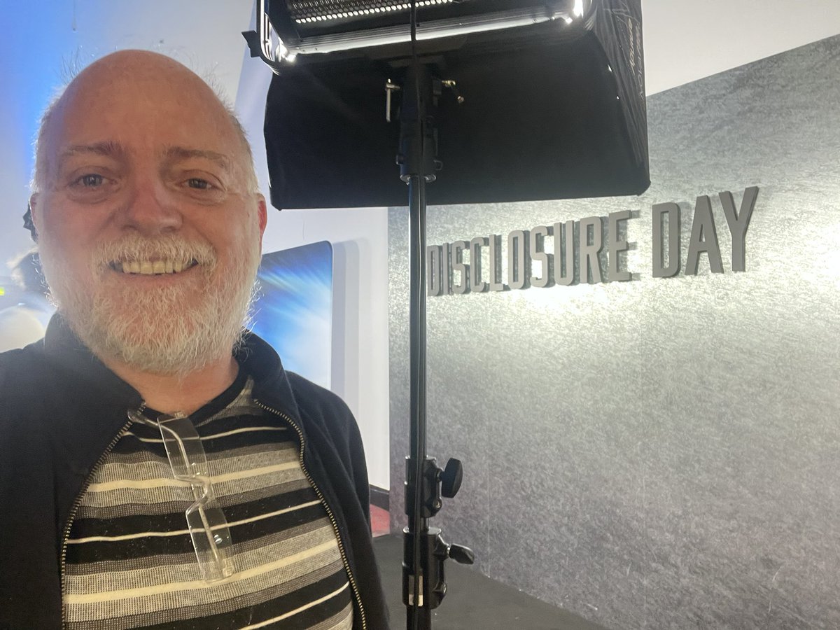 wwsnewsreviews's tweet photo. It’s #DisclosureDay: the day I can  disclose what I thought of #StevenSpielberg’s latest film. He knows how to captivate an audience &amp; manipulate the emotions but despite nods to his classic alien films #ET &amp; #CloseEncountersOfTheThirdKind, this one feels oddly flat &amp; parochial. https://t.co/0MpYXVoyhl