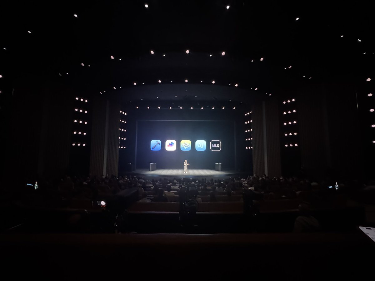kakedrive's tweet photo. 初めてきたけどすごい

まさしくライブセッションって感じ
#wwdc https://t.co/snO6BvXGaO