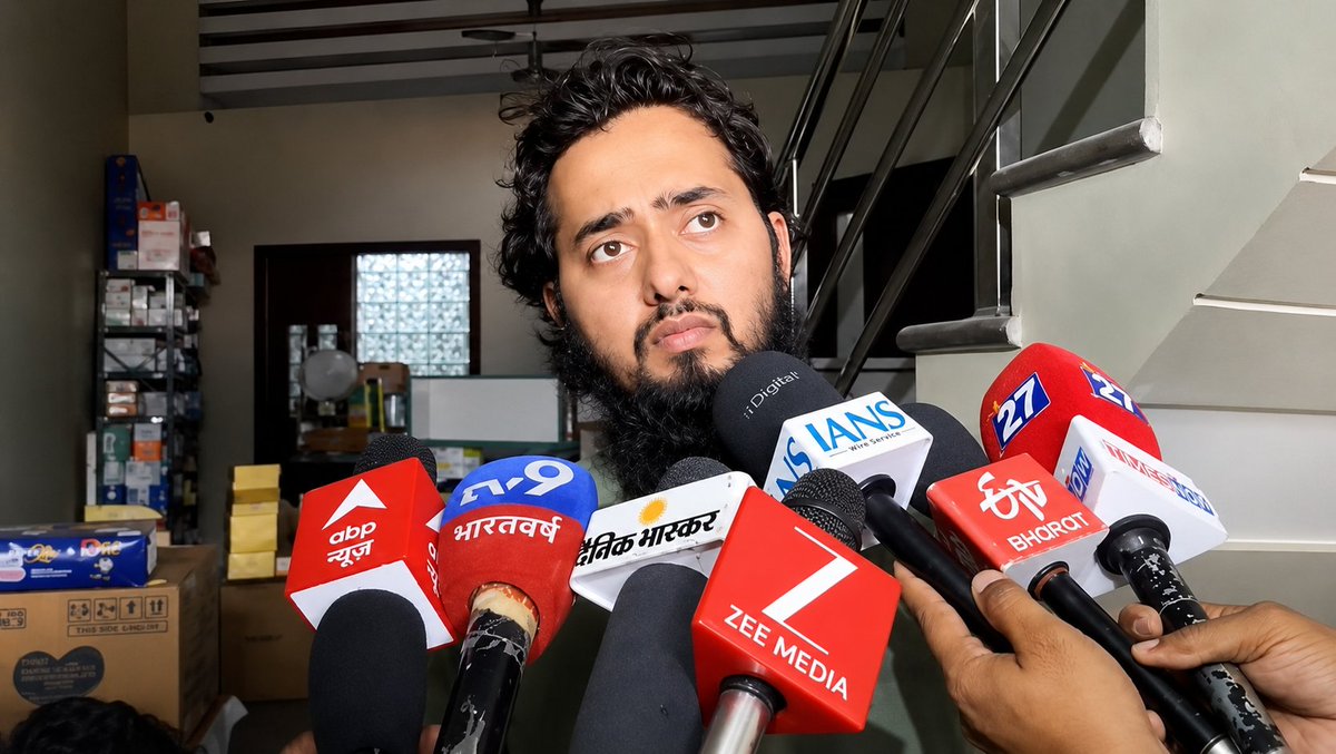 ZakirAliTyagi's tweet photo. इन दिनों शामली की चांदनी कुरैशी और आयुष मलिक उर्फ़ मोहम्मद अली का मामला तेज़ी से चर्चा का विषय बना हुआ है और बनना भी चाहिए क्योंकि इस मामले में पुलिस की कार्यशैली न सिर्फ़ सवालों के घेरे में हैं बल्कि बता रही हैं कि कैसे दबाव में एक पूरे परिवार को गिरफ्तार कर जेल में डाल दिया गया।

इसी हफ़्ते मुजफ्फरनगर के बघरा में आश्रम चलाने वाले यशवीर महाराज नामक व्यक्ति ने हिंदू संगठनों के कार्यकर्ताओं के साथ मिलकर लगातार प्रदर्शन किया और पुलिस को अल्टीमेटम देते हुए चांदनी कुरैशी के परिवार पर कार्रवाई की मांग की थी, आरोप था कि चांदनी कुरैशी नामक युवती ने आयुष मलिक नामक लड़के को अपने प्रेमजाल में फंसाकर उसका ब्रेनवॉश किया और उसको हिंदू से मुसलमान बनाया यानी आयुष का धर्मांतरण किया गया।

पुलिस ने यशवीर महाराज और हिंदू संगठनों के कार्यकर्ताओं की मांग पर आयुष के पिता की तहरीर पर FIR दर्ज की और FIR में डॉ चांदनी कुरैशी और उसके पिता, परिवार के सदस्यों और 3 मौलानाओं सहित 10 लोगों को नामजद किया, चांदनी कुरैशी और उसके पिता व घर की अन्य महिला को आयुष के जबरन धर्मांतरण के आरोप में तुरंत गिरफ्तार कर जेल में डाल दिया गया।

आयुष मलिक उर्फ़ मोहम्मद अली मीडिया के सामने आता है और कहता है "मैंने हिंदू धर्म किसी के दबाव में नहीं बल्कि अपनी मर्ज़ी से छोड़ा और इस्लाम धर्म क़ुबूल भी मैंने अपनी मर्ज़ी से किया है मुझ पर किसी का भी किसी भी प्रकार का कोई दबाव नहीं था, मैंने 12 साल पहले इस्लाम धर्म अपनाया और 4 वर्ष पहले चांदनी कुरैशी से निकाह किया, मैंने ख़ुद यूट्यूब से इस्लामिक जानकारी हासिल की और अपनी मर्ज़ी से मुसलमान बना लेकिन अब मुझ पर दोबारा हिंदू बन जाने के लिए दबाव बनाया जा रहा है लेकिन मैं इस्लाम धर्म नहीं छोड़ूंगा।"

शामली पुलिस के अधिकारी की तरफ़ से बयान दिया गया कि "आयुष ने पाकिस्तानी मौलाना के वीडियो देखकर इस्लाम अपनाया और लगता हैं वह उस मौलाना के संपर्क में है!"

अधिकारी के इस बयान के बाद फैक्ट चेक हुआ तो पाया गया कि अधिकारी आयुष के जिस मौलाना के साथ संपर्क में होना बता रहे हैं उनका तो इंतिक़ाल भी 2010 में हो गया था।

ख़ैर आगे बढ़ते है और बात करते हैं उस कानून व्यवस्था की जिस पर पुलिस कभी ध्यान नहीं देती क्योंकि पुलिस को हिंदू संगठनों द्वारा रोज़ कोई न कोई मुस्लिम का मुद्दा दे दिया जाता है या यूं कहे कि पुलिस ख़ुद ऐसे मामलों का इंतेज़ार करती हैं, जिस यशवीर महाराज के अल्टिमेटम के बाद पुलिस चांदनी कुरैशी और उसके पिता, मौलाना सहित 10 लोगों के खिलाफ़ FIR दर्ज करती हैं वह महाराज ख़ुद सीना चौड़ा करके मीडिया इंटरव्यू में कहता है कि "मैंने मात्र 10 महीनों में ही 7 जिलों के 150 से अधिक मुस्लिमों का धर्मांतरण कर उन्हें हिंदू बनाया है।"

यशवीर महाराज रोज़ किसी न किसी मुस्लिम को हिंदू बनाने का दावा करता है लेकिन उसी यशवीर पर कार्रवाई करने की बजाय पुलिस उसके अल्टीमेटम के सामने काम करती हुई नजर आती है और उस लड़की व उसके परिवार को गिरफ्तार कर जेल में डाल दिया जाता हैं जिस पर यशवीर आयुष मलिक के धर्मांतरण का आरोप लगाता है, लड़का चीख चीख कर कह रहा है कि मैंने स्वेच्छा से इस्लाम धर्म क़ुबूल किया है लेकिन पुलिस और मीडिया ट्रायल में एक परिवार इंसाफ़ की जंग हारता जा रहा है और उन्हें गिरफ्तार कर जेल में डाल उनका पाकिस्तानी कनेक्शन ( मीडिया ट्रायल में) दिखाया जा रहा है।

रोज़ उसी उत्तर प्रदेश से दर्जन भर ऐसे मामले सामने आते हैं जिनमें हिंदू लड़कों द्वारा मुस्लिम लड़कियों को हिंदू बनाया जाता हैं लेकिन उन मामलों का न मीडिया ट्रायल होता हैं और न ही पुलिस कार्रवाई में दिखते हैं, आप अनभिज्ञ नहीं हैं कि धर्म किसी से भी जबरन न क़ुबूल करवाया जा सकता है न छुड़वाया जा सकता है क्योंकि धर्म कोई डोर नहीं जो खींचने से टूट जाए, धर्म एक आस्था है धर्म एक यकीन है जो मानने वाले के शरीर के हर हिस्से में पाया जाता है, अंदर भरा होता हैं और अंदर समाया होता हैं जो तलाशने से भी नहीं मिलेगा।

किसी से भी कोई भी व्यक्ति न जबरन धर्म छुड़वा सकता है न कोई धर्म क़ुबूल करवा सकता है यह जानते हुए भी हर रोज़ मुस्लिम युवाओं पर हिंदू लड़कियों के जबरन धर्मांतरण के केस दर्ज कर उनके परिवारों को तबाह किया जा रहा है, लेकिन शामली का प्रकाश में चल रहा मामला तो इतना खोखला है कि पुलिस की ईमानदारी साफ़ देखी जा सकती हैं कि पुलिस कितनी ईमानदार हैं और कितनी लोकतंत्र, स्वतंत्रता की रक्षा की जा रही हैं।