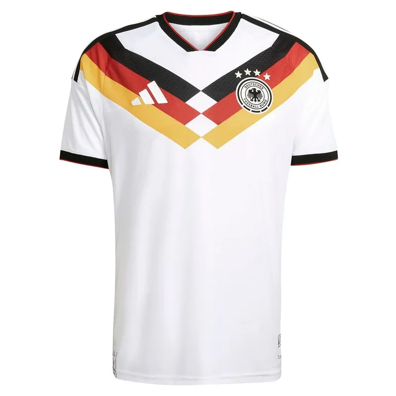 Gazpachen's tweet photo. ¿Cuánto cuesta hacer la camiseta de un Mundial?

Según una investigación de WDR Marktscheck, el costo para hacer la camiseta de Alemania es de € 11.30. Este costo incluye la materia prima, los gastos de producción y los gastos laborales.

El precio final de la camiseta es de unos € 100. Y para llegar a esa cifra, a esos € 11.30 hay que sumarle lo siguiente:

- € 2.77: distribución.
- € 15.96 Impuestos.
- € 2.90 Marketing.
- € 6.50 licencia DFB.
- € 19.80 ganancia de Adidas.
- € 40.77 ganancia del vendedor minorista.