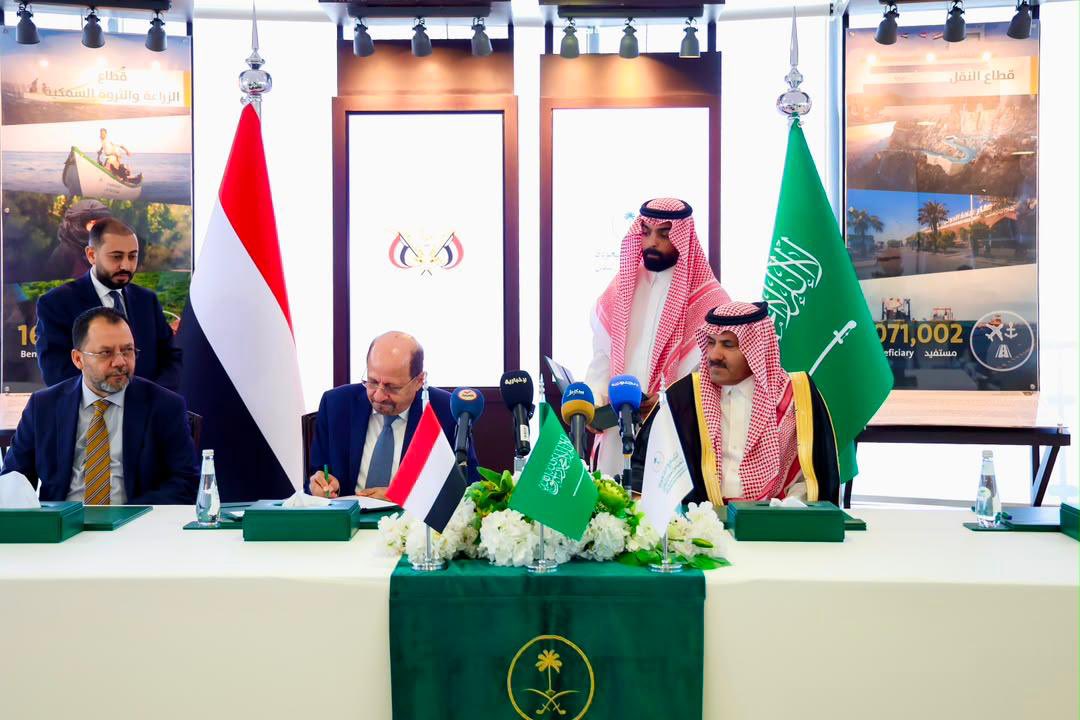 Shaya_Zindani's tweet photo. شهدت اليوم توقيع اتفاقية الدعم السعودي لتوريد المشتقات النفطية بقيمة 150 مليون دولار لتشغيل محطات الكهرباء في مختلف المحافظات، ضمن الجهود المبذولة لتخفيف معاناة المواطنين وتعزيز استقرار الخدمات الأساسية.

أتوجه بالشكر للمملكة العربية السعودية الشقيقة ، قيادةً وحكومةً وشعباً، على الدعم الأخوي المتواصل، بما يجسد عمق العلاقات بين البلدين وحرصهم على مساندة اليمن في هذه المرحلة الاستثنائية.

إن أزمة الكهرباء التي يواجهها المواطنون ليست وليدة اليوم، بل نتاج اختلالات وتحديات متراكمة عبر سنوات طويلة، فاقمتها الحرب التي أشعلتها المليشيا الحوثية والانهيار الذي طال البنية التحتية والموارد العامة، والتعامل مع هذا الملف يجب أن يكون بروح المسؤولية الوطنية الحريصة على حياة الناس وتحسين معيشتهم، بعيداً عن استغلال المعاناة لتحقيق أهداف سياسية.

سنعمل وبدعم الأشقاء  على مواصلة تنفيذ برامج الإصلاح التي أعلنتها الحكومة، واتخاذ الإجراءات الكفيلة بتحسين خدمة الكهرباء ووضع أسس مستدامة لمعالجة هذا الملف الحيوي المهم.
