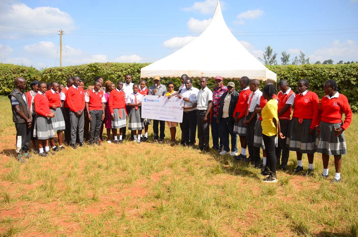 HonchegeNjuguna's tweet photo. Visited Kirirwa and Ngurweini Secondary Schools during bursary issuance and engaged with students, parents, and administrators. Continued investment in education keeps learners on track to achieve their academic goals.

#NjambaYaWira 
#GroundNdoOffice https://t.co/yQVGBBURnn
