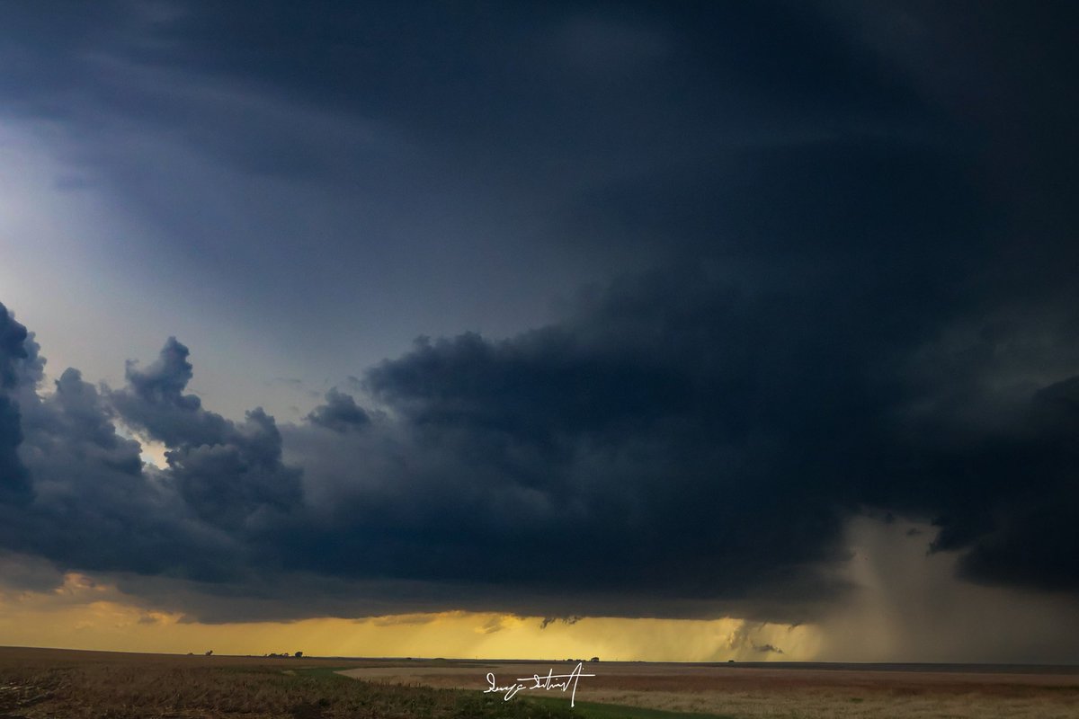 georgegutswx's tweet photo. A bit late of a post, but these magical storms in Nebraska on 6/3/26 will forever be in my heart. Had a blast on this storm chase with @OswegoChasers. More posts to come! #newx https://t.co/p1exdcBKaj