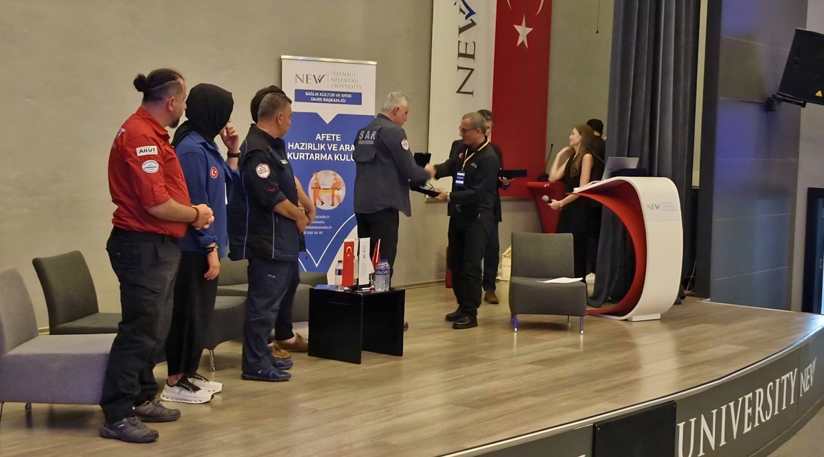 Sarkurtarma's tweet photo. SAR Arama Kurtarma ve Acil Yardım Derneği, afet yönetimi ekosisteminin önde gelen paydaşlarını bir araya getiren NADMEX Çalıştayı’nda yer aldı. Çalıştay kapsamında konuşmacı olarak katılan Yönetim Kurulu Başkanımız Erdem Akın, “Gönüllülük Psikolojisi ve Sürdürülebilirlik” oturumunda gönüllü yönetimi, motivasyonun korunması ve sürdürülebilir gönüllülük anlayışına ilişkin deneyim ve değerlendirmelerini katılımcılarla paylaştı.
@nadmex_  @recep_salci