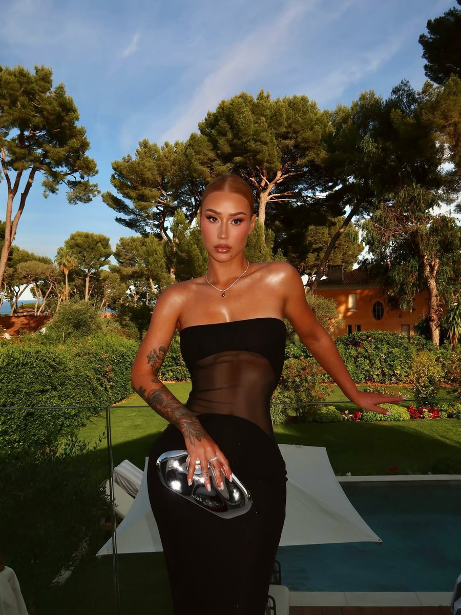 IGGYAZALEA's tweet photo. Im sorry guys, this will be my last photo dump from that weekend (probably not) 🤪💋 https://t.co/xJtO9ylE0X