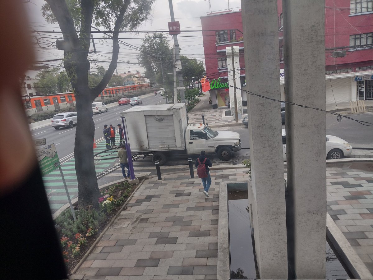 MatzPrieto's tweet photo. @VillaDeCortesBJ @nmas @Col_NativitasDF @LuisMendozaBJ @BJAlcaldia Así como el desazolve que no se realizó y hasta penas se está llevando, y muchas de las casas y negocios han quedado expuestos a las aguan "negras", por no hablar de los pasos a desnivel peatonales. https://t.co/8VO6VKWJch