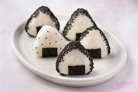 ZaVileBob's tweet photo. Sentient little riceball omg.... https://t.co/B5oDaw3yoa