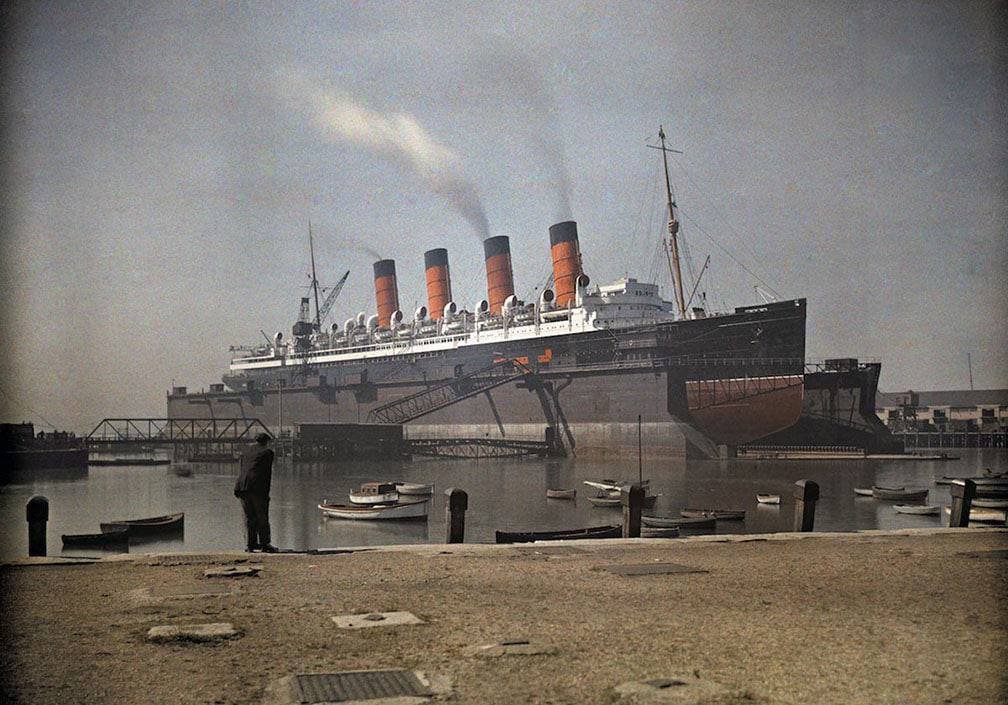 BygoneBritain's tweet photo. 🇬🇧 RMS Mauretania in drydock November 1928, Southampton, Hampshire, England. Original autochrome colour photo https://t.co/fdjqtH5r4N