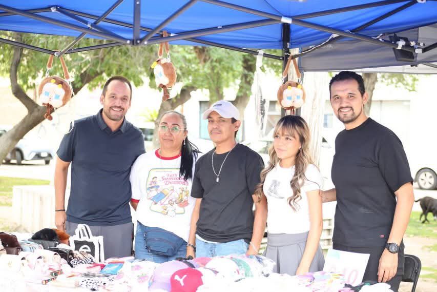 LaloSerranoZ's tweet photo. #LaserInformativo

#Durango|| Impulsa @jalfredovarela el talento local con el #MercaditoNaranja

•Gestiones del regidor de #MovimientoCiudadano para estar presentes en el Corredor de las Alamedas.

Con el objetivo de respaldar a quienes todos los días apuestan por el autoempleo, el talento local y la economía familiar, el regidor de Movimiento Ciudadano, Alfredo Varela, llevó a cabo el Mercadito Naranja de Emprendedores en el Corredor de las Alamedas, un espacio que reunió a cerca de 50 emprendedores duranguenses que ofrecieron sus productos y servicios a la ciudadanía.

La actividad contó también con el respaldo de @alextregam así como con la coordinación de Héctor Montufar quien facilitó que emprendedores de distintos giros pudieran dar a conocer sus proyectos, desde venta de alimentos, libros, ropa y accesorios, hasta diversos artículos elaborados por productores locales.

Alfredo Varela destacó que generar espacios para la promoción y comercialización de productos locales representa una forma directa de fortalecer la economía de las familias duranguenses y de impulsar a quienes han decidido emprender y construir oportunidades por cuenta propia.

“Impulsar a quienes emprenden también es construir comunidad. Detrás de cada negocio hay una historia de esfuerzo, de perseverancia y de personas que trabajan todos los días para salir adelante. Por eso creemos que es importante abrir espacios donde puedan mostrar su talento y conectar con más clientes”, expresó.

Durante la jornada, decenas de familias recorrieron los distintos stands instalados en uno de los espacios públicos más representativos de la ciudad, generando un ambiente de convivencia, consumo local y apoyo mutuo entre emprendedores y ciudadanía.

El regidor de Movimiento Ciudadano señaló que este tipo de actividades no solamente contribuyen al fortalecimiento económico de pequeños negocios, sino que también ayudan a crear redes de colaboración y comunidad entre las y los duranguenses.