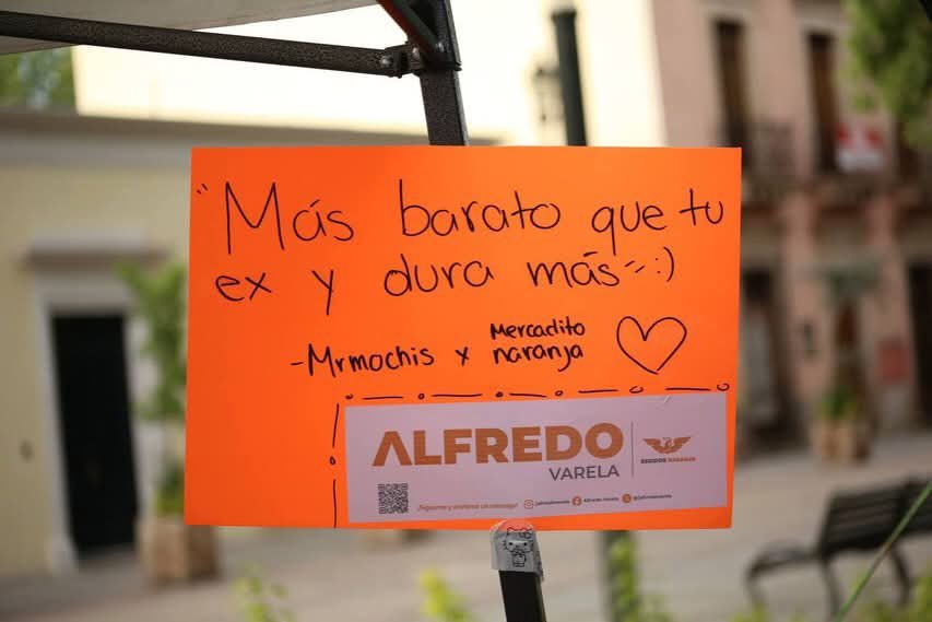 LaloSerranoZ's tweet photo. #LaserInformativo

#Durango|| Impulsa @jalfredovarela el talento local con el #MercaditoNaranja

•Gestiones del regidor de #MovimientoCiudadano para estar presentes en el Corredor de las Alamedas.

Con el objetivo de respaldar a quienes todos los días apuestan por el autoempleo, el talento local y la economía familiar, el regidor de Movimiento Ciudadano, Alfredo Varela, llevó a cabo el Mercadito Naranja de Emprendedores en el Corredor de las Alamedas, un espacio que reunió a cerca de 50 emprendedores duranguenses que ofrecieron sus productos y servicios a la ciudadanía.

La actividad contó también con el respaldo de @alextregam así como con la coordinación de Héctor Montufar quien facilitó que emprendedores de distintos giros pudieran dar a conocer sus proyectos, desde venta de alimentos, libros, ropa y accesorios, hasta diversos artículos elaborados por productores locales.

Alfredo Varela destacó que generar espacios para la promoción y comercialización de productos locales representa una forma directa de fortalecer la economía de las familias duranguenses y de impulsar a quienes han decidido emprender y construir oportunidades por cuenta propia.

“Impulsar a quienes emprenden también es construir comunidad. Detrás de cada negocio hay una historia de esfuerzo, de perseverancia y de personas que trabajan todos los días para salir adelante. Por eso creemos que es importante abrir espacios donde puedan mostrar su talento y conectar con más clientes”, expresó.

Durante la jornada, decenas de familias recorrieron los distintos stands instalados en uno de los espacios públicos más representativos de la ciudad, generando un ambiente de convivencia, consumo local y apoyo mutuo entre emprendedores y ciudadanía.

El regidor de Movimiento Ciudadano señaló que este tipo de actividades no solamente contribuyen al fortalecimiento económico de pequeños negocios, sino que también ayudan a crear redes de colaboración y comunidad entre las y los duranguenses.