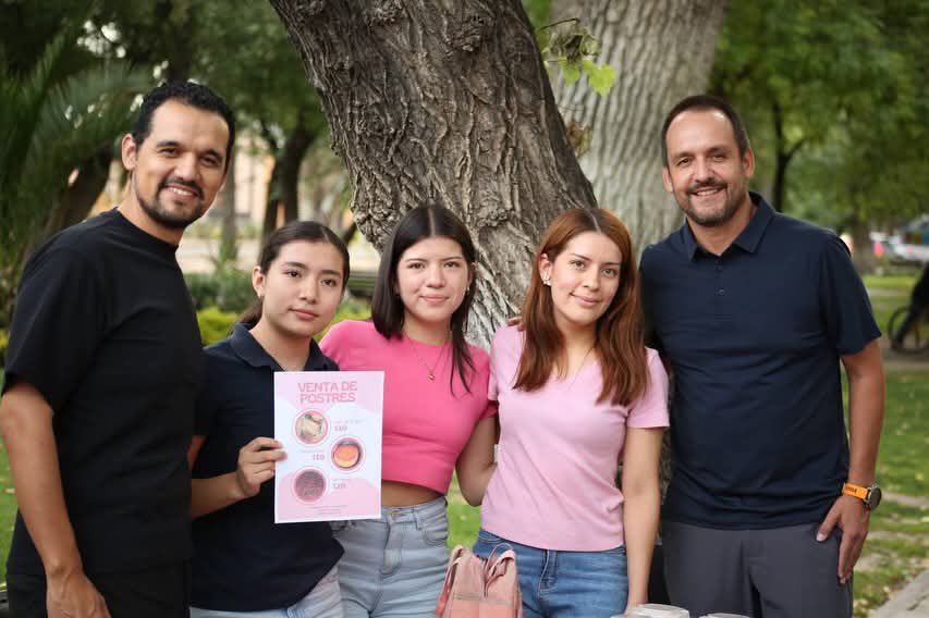 LaloSerranoZ's tweet photo. #LaserInformativo

#Durango|| Impulsa @jalfredovarela el talento local con el #MercaditoNaranja

•Gestiones del regidor de #MovimientoCiudadano para estar presentes en el Corredor de las Alamedas.

Con el objetivo de respaldar a quienes todos los días apuestan por el autoempleo, el talento local y la economía familiar, el regidor de Movimiento Ciudadano, Alfredo Varela, llevó a cabo el Mercadito Naranja de Emprendedores en el Corredor de las Alamedas, un espacio que reunió a cerca de 50 emprendedores duranguenses que ofrecieron sus productos y servicios a la ciudadanía.

La actividad contó también con el respaldo de @alextregam así como con la coordinación de Héctor Montufar quien facilitó que emprendedores de distintos giros pudieran dar a conocer sus proyectos, desde venta de alimentos, libros, ropa y accesorios, hasta diversos artículos elaborados por productores locales.

Alfredo Varela destacó que generar espacios para la promoción y comercialización de productos locales representa una forma directa de fortalecer la economía de las familias duranguenses y de impulsar a quienes han decidido emprender y construir oportunidades por cuenta propia.

“Impulsar a quienes emprenden también es construir comunidad. Detrás de cada negocio hay una historia de esfuerzo, de perseverancia y de personas que trabajan todos los días para salir adelante. Por eso creemos que es importante abrir espacios donde puedan mostrar su talento y conectar con más clientes”, expresó.

Durante la jornada, decenas de familias recorrieron los distintos stands instalados en uno de los espacios públicos más representativos de la ciudad, generando un ambiente de convivencia, consumo local y apoyo mutuo entre emprendedores y ciudadanía.

El regidor de Movimiento Ciudadano señaló que este tipo de actividades no solamente contribuyen al fortalecimiento económico de pequeños negocios, sino que también ayudan a crear redes de colaboración y comunidad entre las y los duranguenses.