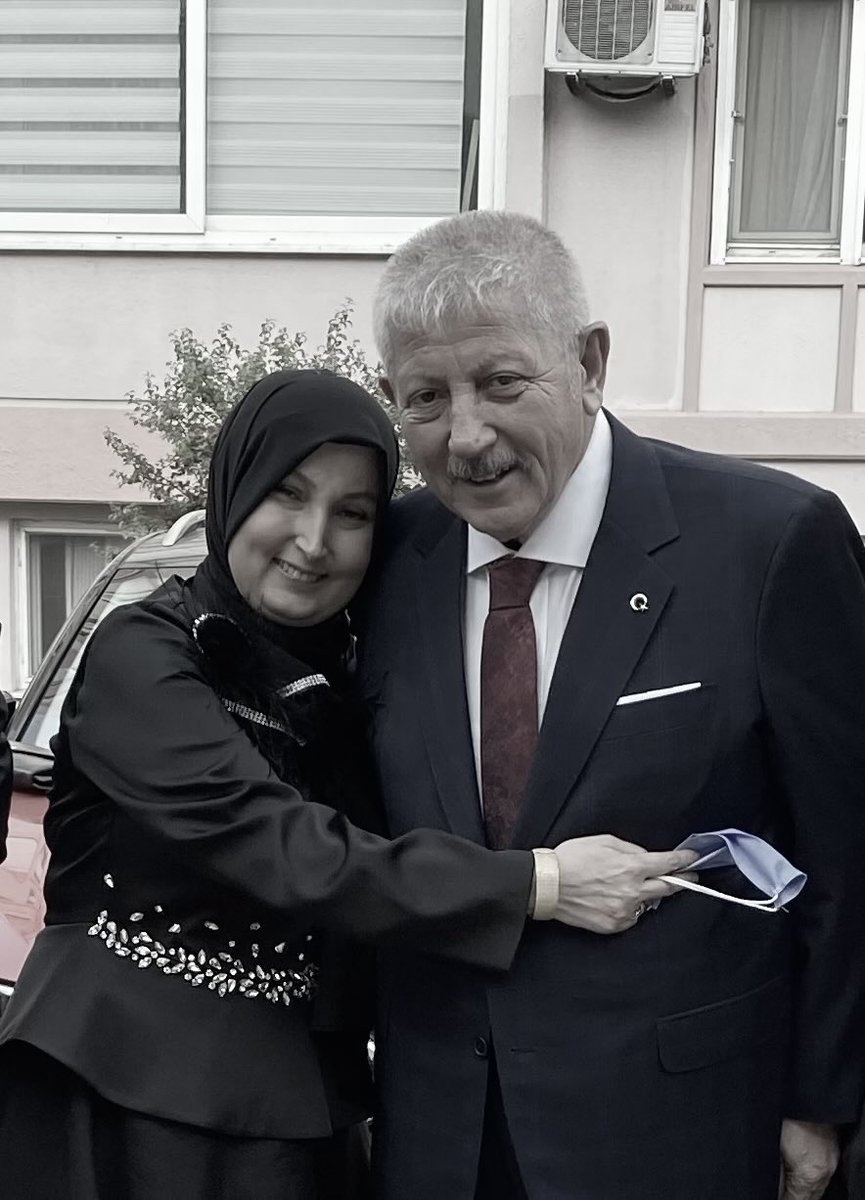 mehmetsaritc's tweet photo. (Canım kızım Hilal’in aziz hatırasına tarafımdan ithafen…)

HİLALİME…

Sen giderken sessiz sessiz ağladım,
İstemiyorum Haziran gelsin;
Çünkü Haziran geldi mi,
Seni bir kez daha kaybediyorum.

Ardından baktım, ufuklarda seni aradım.
Ne gündüzün aydınlığı kaldı gözümde,
Ne gecenin huzuru gönlümde…

Biliyorum, geri gelmeyeceksin.
Ama yokluğun her gün yeniden dokunuyor yüreğime.
Ah ettikçe kemiklerim sızlıyor,
Hasretin içimde büyüdükçe büyüyor.

İki yıl geçti diyorlar…
Oysa ben hâlâ seni kaybettiğim o gündeyim.
Takvimler değişse de,
Bir babanın yüreğinde zaman duruyor.

Sen hep hayallerimde, hep gönlümdesin.
Her duamda, her nefesimde, her gözyaşımda…

Bende iki emanetin var;
Biri sağ gözüm, diğeri sol gözüm.
Dünyaya onların gözlerinden bakıyor,
Sende kalan yanımı onlarda yaşatıyorum.

Yarabbi…
Ya al emanetini yanına,
Ya da söndür gönlümdeki bu ateşi.
Çünkü bir evladın hasreti,
Ateşten de ağır, zamandan da uzunmuş…

Rabbim hiçbir anneye, hiçbir babaya evlat acısı yaşatmasın. Bütün evlatlarımızı korusun, ahirete irtihal eden yavrularımıza rahmetiyle muamele eylesin. Mekânları cennet, makamları âli olsun. Âmin. 🌹