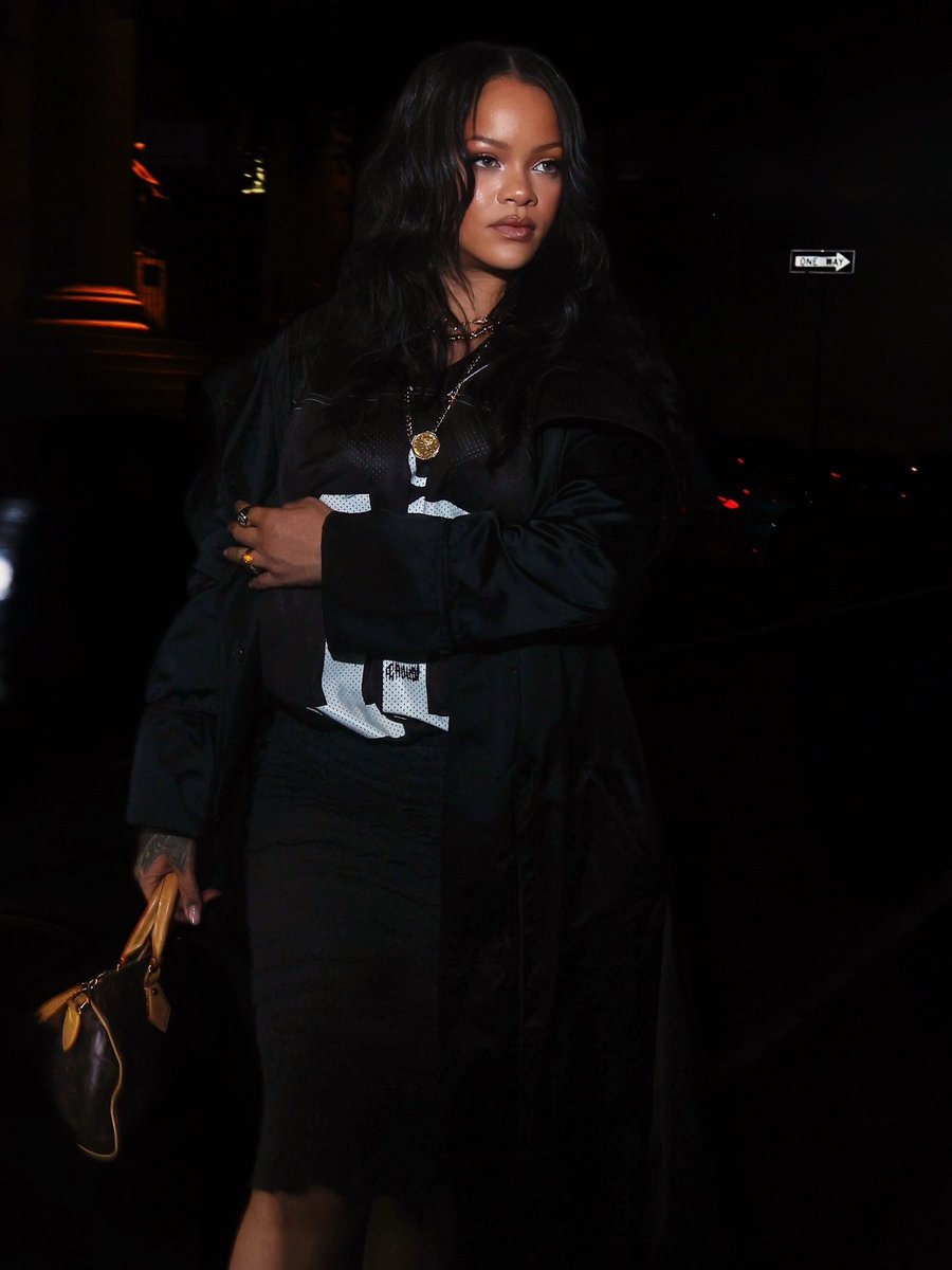 Nevernyny's tweet photo. Rihanna was spotted in NYC https://t.co/tcCUhe3pTk