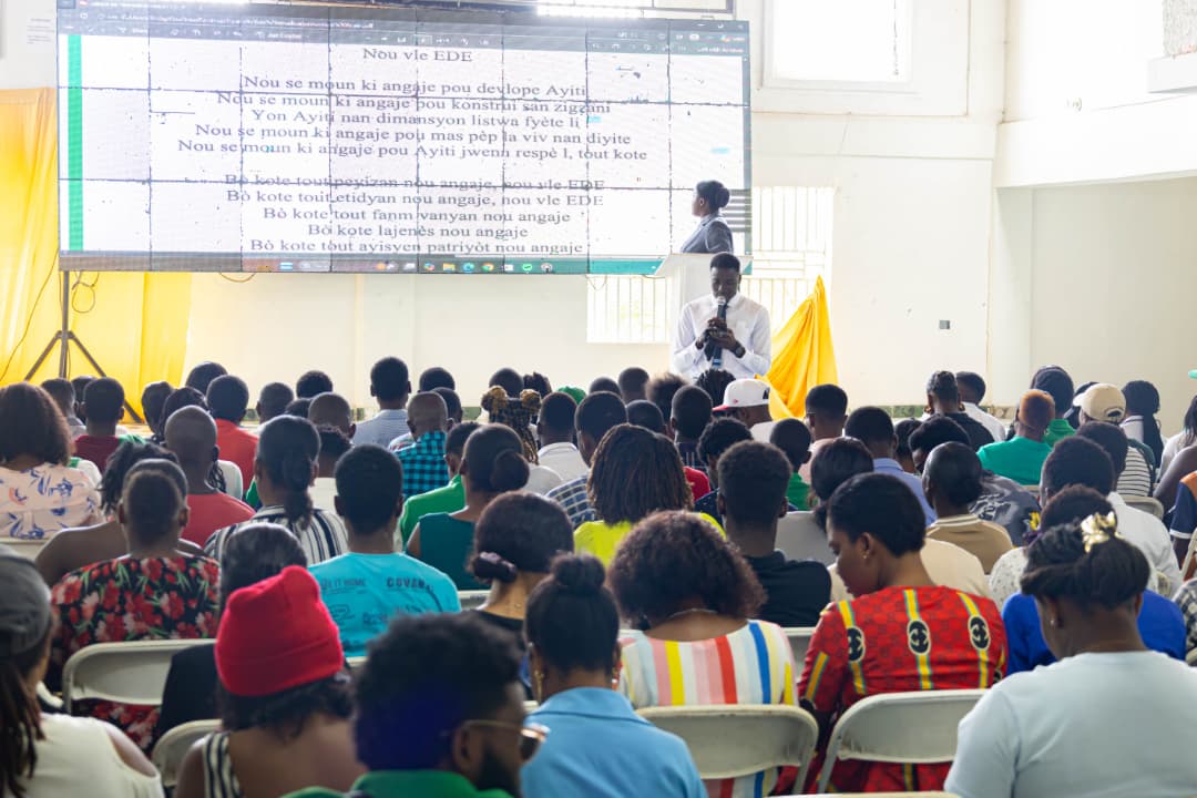 AugustamaNash's tweet photo. 3 journées réussies dans le département de l'Artibonite avec le parti @edehaiti2021. Face à cette foule de plusieurs centaines d'engagés, moi comme MC et formatrice, je constate combien le poids de mon engagement, tel un mélange entre passion et compétence, me sied comme un gant. https://t.co/l3U0Ba0XF1