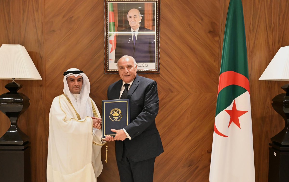Algeria_MFA's tweet photo. استقبل وزير الدولة، وزير الشؤون الخارجية والجالية الوطنية بالخارج والشؤون الإفريقية، السيّد @AhmedAttaf_Dz ، اليوم بمقر الوزارة، السيد نواف ضيدان أبوشيبة، الذي سلمه نسخا من الأوراق الاعتماد بصفته سفيرا فوق العادة ومفوضا لدولة الكويت  لدى الجزائر .
 🇩🇿 🇰🇼 https://t.co/accOkh4MdB