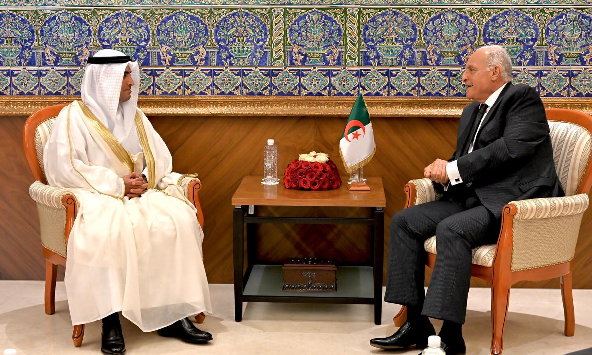 Algeria_MFA's tweet photo. استقبل وزير الدولة، وزير الشؤون الخارجية والجالية الوطنية بالخارج والشؤون الإفريقية، السيّد @AhmedAttaf_Dz ، اليوم بمقر الوزارة، السيد نواف ضيدان أبوشيبة، الذي سلمه نسخا من الأوراق الاعتماد بصفته سفيرا فوق العادة ومفوضا لدولة الكويت  لدى الجزائر .
 🇩🇿 🇰🇼 https://t.co/accOkh4MdB