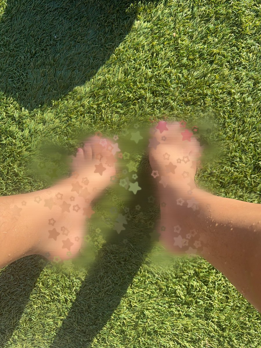 lolatheruler's tweet photo. @RTLoveFeet Weak. https://t.co/DyEXPDqME1