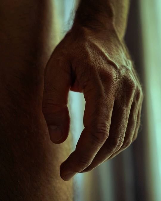 2018peque's tweet photo. Ni una sola palabra rompió el silencio; solo bastó el agarre firme de mi mano en su cuello para que el ritmo de su respiración se acelerara por completo.
👑 Roy https://t.co/soGAbejHC7