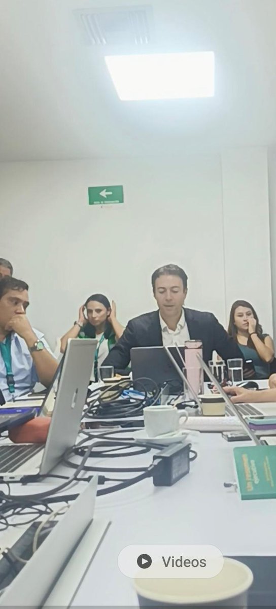AsosurC's tweet photo. Santiago de Cali, junio 9 de 2026
Señor
Gustavo Petro Urrego
Presidente de la República de Colombia
@petroespueblo @infopresidencia 
Señor
Gregorio Eljach Pacheco
Procurador General de la Nación
@PGN_COL 
Señor
Carlos Hernán Rodríguez Becerra
Contralor General de la República
@CarlosHernanR1 @CGR_Colombia 
Señor
Guillermo Alfonso Jaramillo Martínez
Ministro de Salud y Protección Social
@GA_Jaramillo @MinSaludCol 
Señor
Daniel Quintero Calle
Superintendente Nacional de Salud
@QuinteroCalle @Supersalud 
Señor
Jorge Iván Ospina Gómez
Interventor de la Nueva EPS
@JorgeIvanOspina @NuevaEPS_ 
Señor
Gerardo Mendoza Castrillón
Personero Distrital de Santiago de Cali
@gerardomcastri @personeriacali 

Asunto: Solicitud de investigación por presuntos incumplimientos en la atención de pacientes de la Nueva EPS y verificación del cumplimiento de compromisos adquiridos con las Madres del Movimiento 5 de Mayo.

Respetados señores:

En mi calidad de Veedor Ciudadano en Salud, me permito presentar formalmente esta solicitud de investigación y verificación administrativa respecto de los hechos que a continuación expongo, relacionados con la atención en salud de usuarios afiliados a la Nueva EPS y con el cumplimiento de los compromisos adquiridos por directivos de dicha entidad frente al colectivo denominado Madres del Movimiento 5 de Mayo.
Según la información conocida por esta veeduría y por los familiares de los pacientes afectados, en la ciudad de Santiago de Cali se ha conformado el grupo denominado Madres del Movimiento 5 de Mayo, integrado por madres y familiares de pacientes con enfermedades huérfanas, cáncer y diversas patologías crónicas de alta complejidad, quienes requieren de manera permanente y oportuna servicios de salud, citas médicas especializadas, procedimientos, medicamentos, insumos, ayudas nutricionales y demás prestaciones necesarias para garantizar su derecho fundamental a la salud y a la vida digna.
De acuerdo con lo manifestado por las integrantes de dicho movimiento, se realizaron reuniones y mesas de trabajo con el señor Superintendente Nacional de Salud, doctor Daniel Quintero Calle, y con el señor Interventor de la Nueva EPS, doctor Jorge Iván Ospina Gómez, espacios en los cuales se adquirieron compromisos orientados a brindar soluciones efectivas a las necesidades de los pacientes representados por este colectivo.
Igualmente, se tiene conocimiento de que en dichos espacios actuó como garante institucional el señor Alejandro Guevara Ramírez, Director Regional Sur Occidente de la Superintendencia Nacional de Salud, con el propósito de realizar seguimiento al cumplimiento de los acuerdos alcanzados.
No obstante lo anterior, continúan presentándose múltiples quejas relacionadas con presuntas demoras o dificultades en la entrega de medicamentos, insumos, suplementos nutricionales, autorizaciones, procedimientos y citas médicas requeridas por los pacientes, situación que genera preocupación respecto del cumplimiento de las obligaciones legales y constitucionales a cargo de la Nueva EPS.
Por tal motivo, solicito respetuosamente que se adelante una investigación integral que permita determinar:
1. Si los compromisos adquiridos por la Superintendencia Nacional de Salud durante la mesa de trabajo en la que participó el señor Superintendente Nacional de Salud, doctor Daniel Quintero Calle, así como los compromisos adquiridos por la Nueva EPS en las reunión sostenida con el señor Interventor, doctor Jorge Iván Ospina Gómez, frente a las Madres del Movimiento 5 de Mayo, han sido efectivamente cumplidos.
2. Cuáles son las causas que han impedido o dificultado la materialización de las soluciones prometidas a los pacientes y sus familias.
3. Si existe responsabilidad administrativa, disciplinaria, fiscal o de cualquier otra naturaleza por parte de funcionarios o directivos de la Nueva EPS en relación con los presuntos incumplimientos denunciados.
4. Si la Gerencia Regional de la Nueva EPS en el Valle del Cauca, a cargo de la señora Derly Katherine Andrade Guerrero, ha adoptado las decisiones administrativas necesarias para garantizar la atención integral de esta población o si, por el contrario, se han presentado actuaciones u omisiones que puedan estar afectando el acceso efectivo a los servicios de salud.
5. Que se investigue el actuar de la señora Lina Monsalve, quien se desempeña como Coordinadora Regional de Acceso Gestionado para la zona Sur Occidente del país, con el fin de establecer si se han implementado de manera adecuada los procesos administrativos destinados a garantizar el acceso oportuno de los usuarios a tratamientos, medicamentos, procedimientos y demás servicios médicos requeridos, particularmente en los casos reportados por el colectivo Madres del Movimiento 5 de Mayo.
6. Que se investigue específicamente el actuar de la señora Sandra Milena Ocampo Loaiza, Coordinadora Regional de Servicio al Cliente de la Nueva EPS en Cali, con el fin de establecer si el ejercicio de sus funciones se ha desarrollado conforme a los principios de eficiencia, oportunidad, transparencia y garantía de los derechos de los usuarios.
7. Que se determine si existen barreras administrativas, operativas o de gestión que estén afectando la atención de pacientes con enfermedades huérfanas, cáncer y patologías crónicas, especialmente aquellos representados por el Movimiento 5 de Mayo.
Es importante precisar que esta solicitud de investigación se fundamenta en las múltiples manifestaciones y quejas recibidas por parte de usuarios y familiares, razón por la cual corresponde a las autoridades competentes verificar los hechos, recaudar las pruebas pertinentes y establecer las responsabilidades a que haya lugar, garantizando en todo momento el debido proceso de las personas mencionadas.
De igual manera, solicito que, una vez culminadas las verificaciones correspondientes, se adopten las medidas administrativas, preventivas o correctivas que resulten necesarias para garantizar la protección efectiva de los derechos fundamentales de los pacientes afectados.
Finalmente, solicito que se informe a esta veeduría sobre las actuaciones adelantadas, los resultados de las investigaciones y las medidas adoptadas para garantizar el acceso efectivo, oportuno e integral a los servicios de salud de los pacientes afectados.
Cordialmente,
LUIS OMAR OREJUELA OSSA
Veedor Ciudadano en Salud
Santiago de Cali, Valle del Cauca
Correo electrónico: luisomarorejuela@hotmail.com
Teléfono: 3006020352