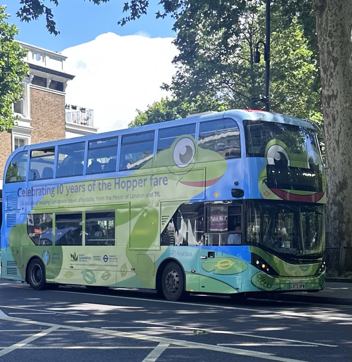 AY0SHOOGA's tweet photo. the new frog double deckers in london are full of whimsy they should be permanent https://t.co/3zPQ3XxAoK