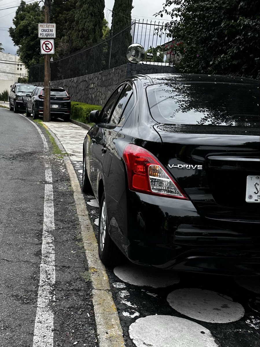 ObserPedregal's tweet photo. Autos en espacio restrictivo sobre la calle de Cascada esquina con Agua, Jardines del Pedregal. @OVIALCDMX @UCS_GCDMX @SSC_CDMX @LaSEMOVI https://t.co/kghYP0yjz0