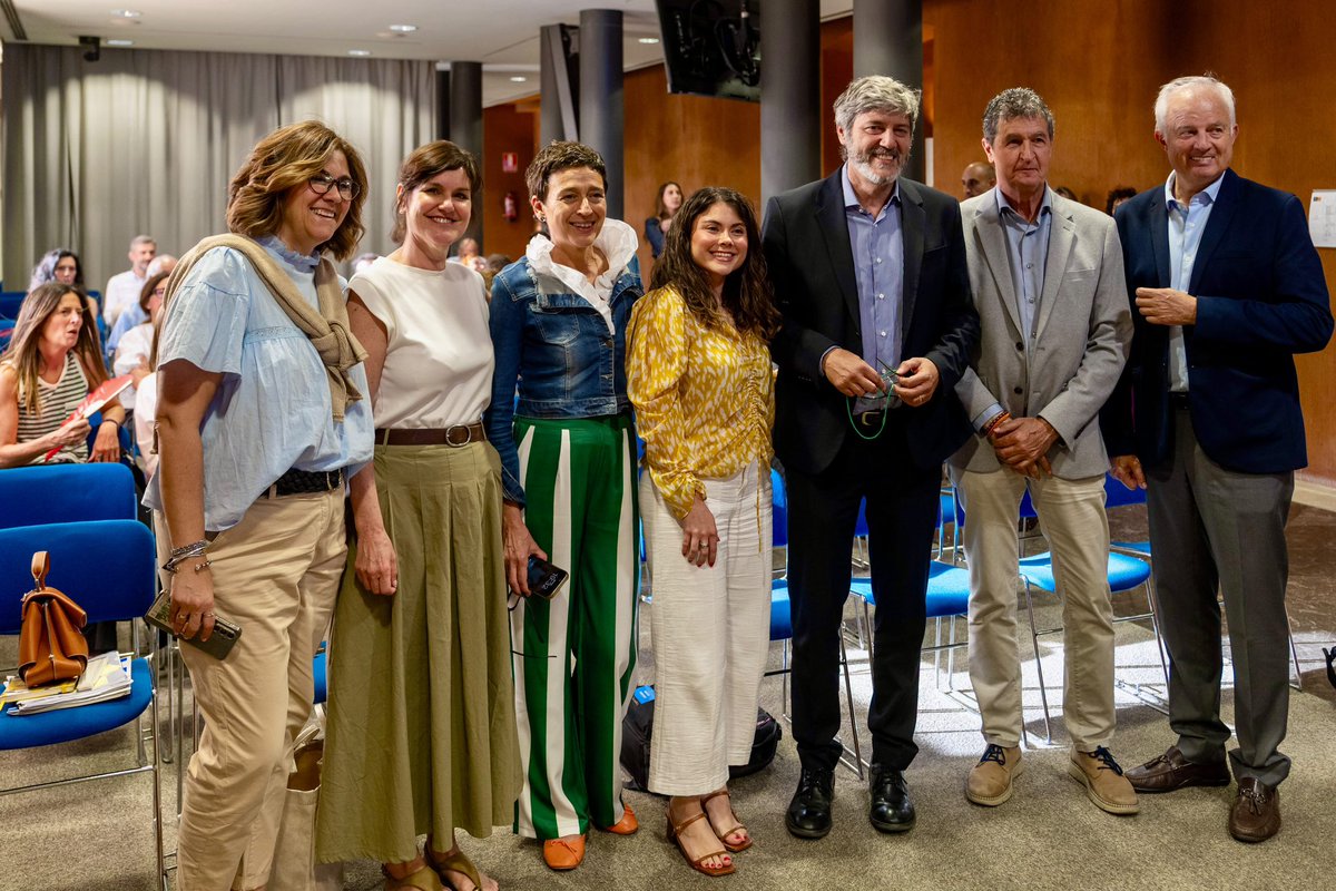 pparagon's tweet photo. Hablamos de liderazgo, comunicación, política, valores y errores con el libro ‘Vicios y virtudes’ de David Álvaro 

Presentado hoy en las Cortes de Aragón con @Ramon_Celma y Javier Rueda 

¡Gracias, @davidgyanes ha sido un placer! https://t.co/rjcvIYhfVG