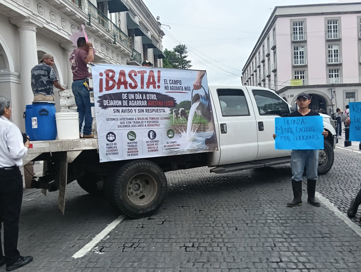 lulu_reportera's tweet photo. Productores de leche llegaron al centro de #Xalapa para reclamar la suspensión de compra por parte de Liconsa, ahora Leche del Bienestar, que los está dejando desfondados y sin mercado para colocar su producto. Denunciaron que de un momento a otro les suspendieron la compra y tienen problemas económicos. #Veracruz