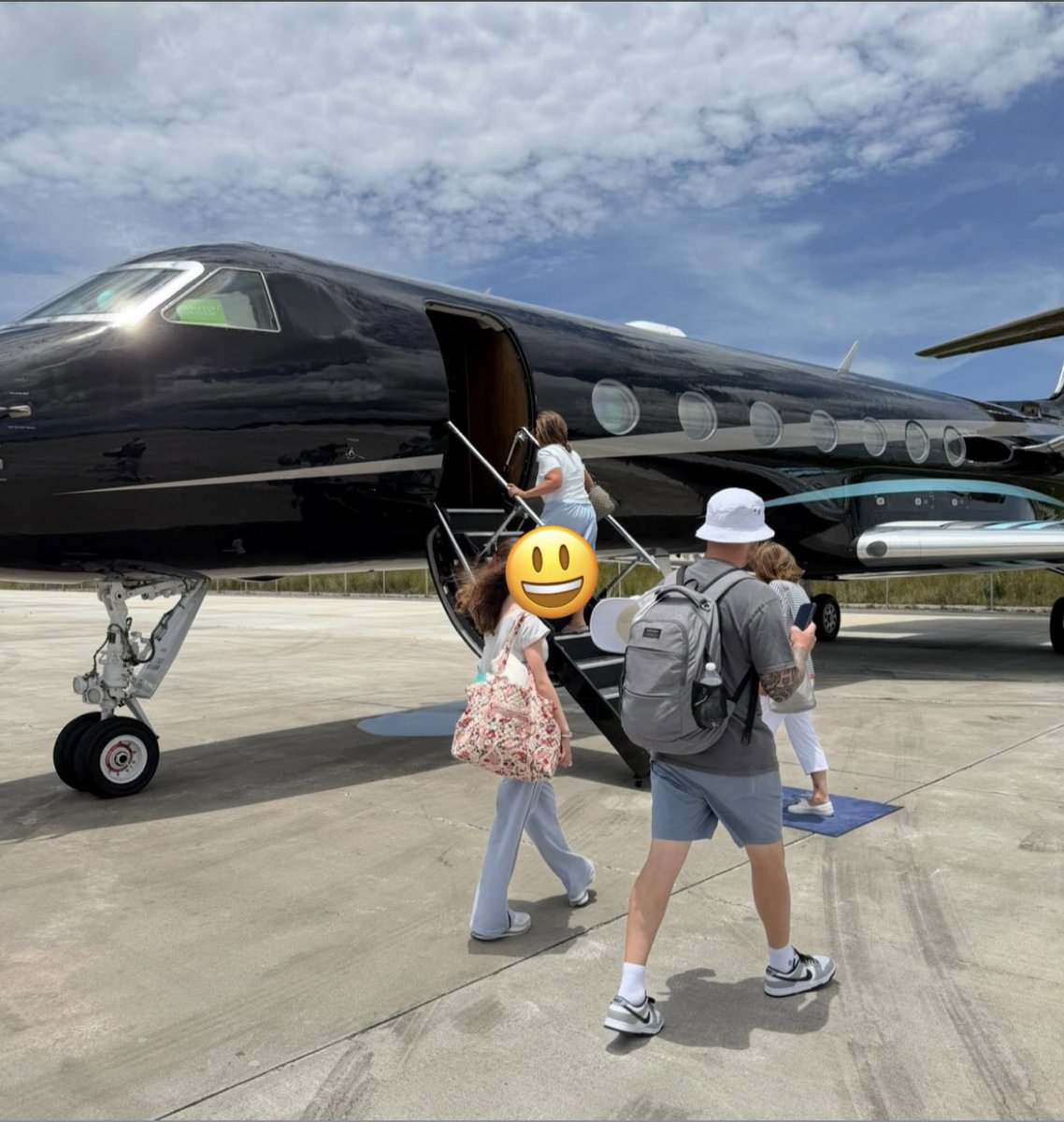 gigemdamnit's tweet photo. Hope you enjoy your AMEX lounge and business class. I wouldn’t know anything about it #thankspops https://t.co/XvCUNKX3ml