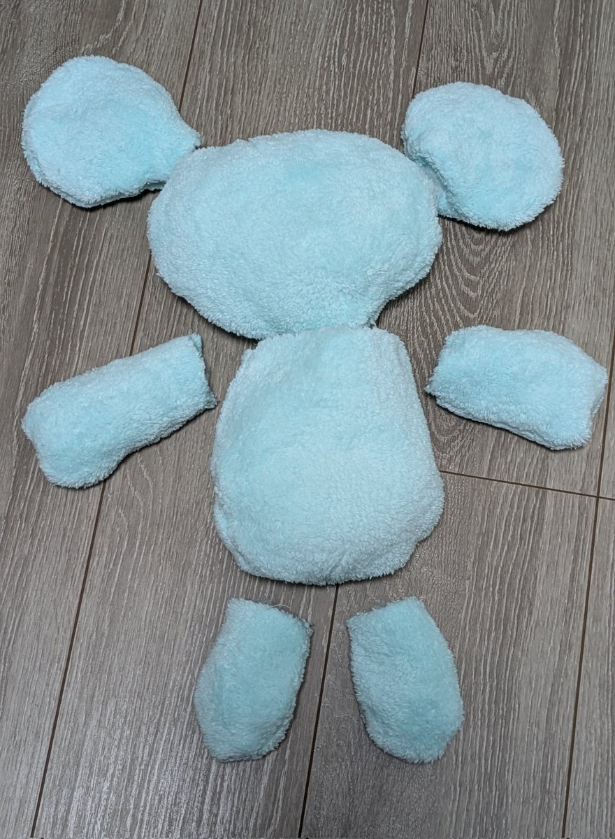 GGabstar's tweet photo. 皆さまおはガブー🐭⭐️
ガブちゃんぬいぐるみの試作品完成🐭✨️
ミシンで単純に丸く縫うのとかいろいろ難しかったー🐭💦
服作るの大変だし他にも修正しなきゃいけないとこいろいろあるけど一応これで完成にしようかな🐭ﾎｯ✨️
モフモフでフワフワになって気持ちいいよー🐭ﾌﾌﾌ✨️ https://t.co/LVIChfAJHj