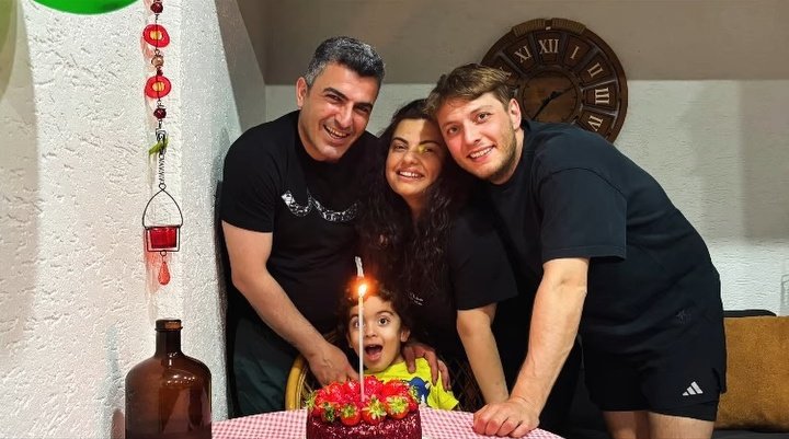 me2782566626828's tweet photo. Burak celebrating Kerem's birthday #BurakTozkoparan https://t.co/T9LqIVB6qV