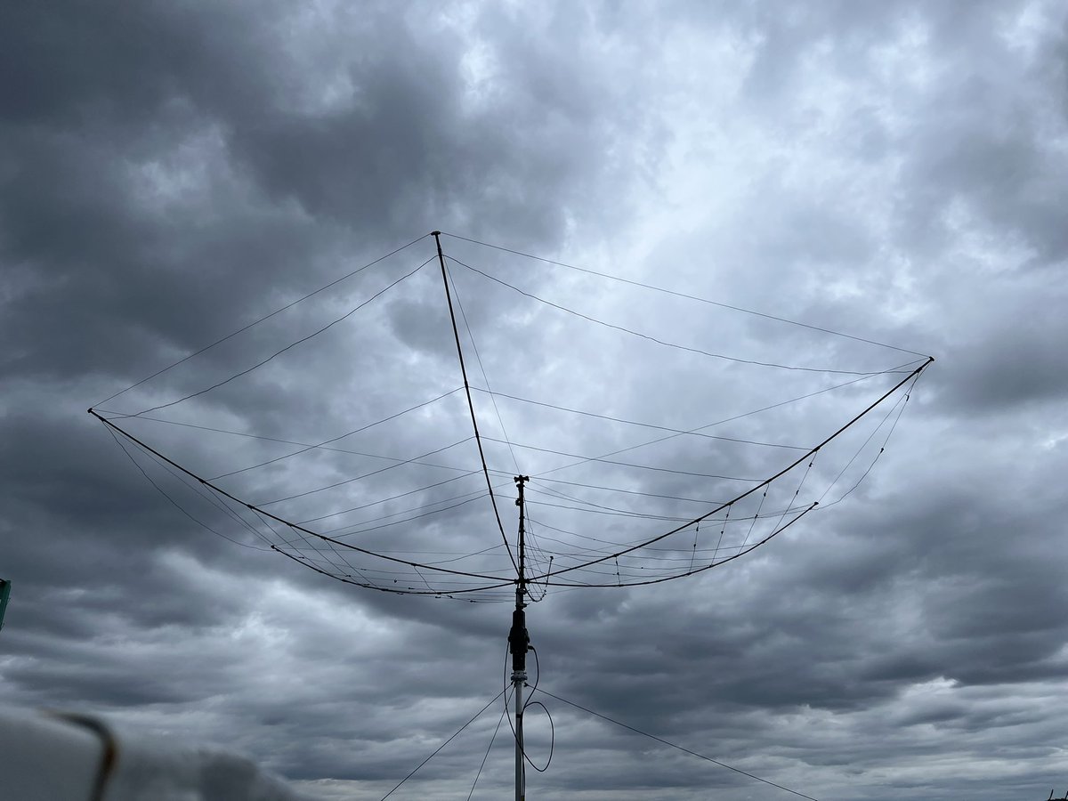 f355fhp's tweet photo. 台風が去ってアンテナを上げ直した。HexBeamの12mだけ調子悪し。給電点あたりかなあ。
またおろして確認しないと。 https://t.co/7076tXfAqq