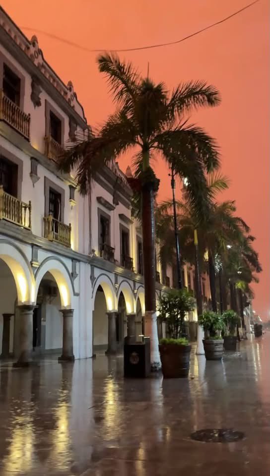 xeunoticias's tweet photo. Sorprende cielo rojo en #Veracruz al amanecer de este martes 👇

https://t.co/dewUkYMmGk https://t.co/SgMWdHgyCZ