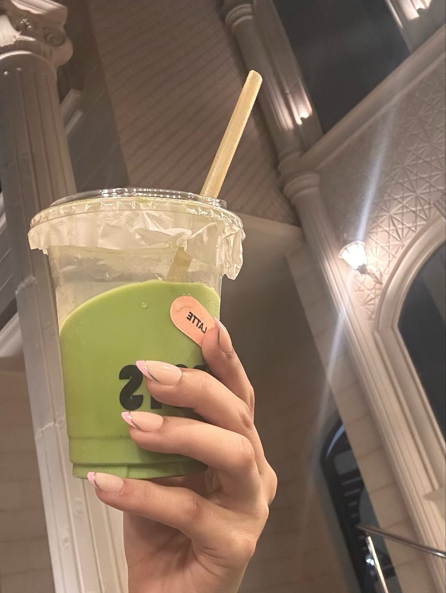 luklui5's tweet photo. summer nails ⛱️☀️ https://t.co/XzUroAT4vv