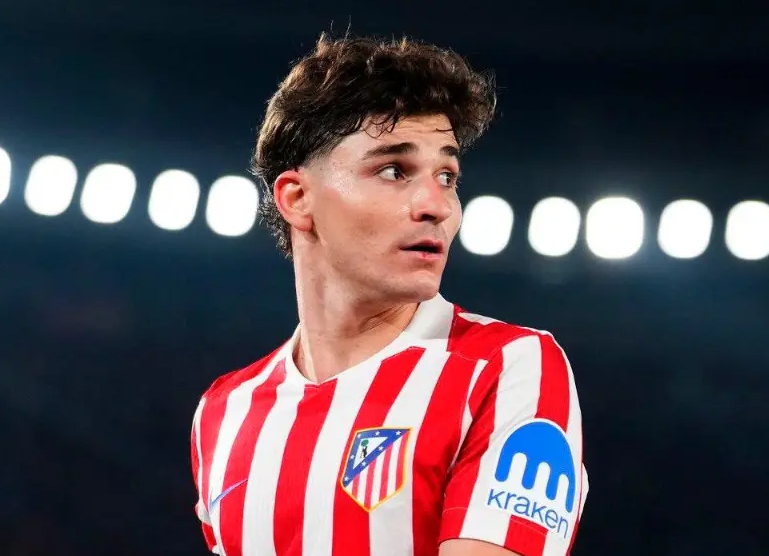 _Futbolero_'s tweet photo. Si no hay una cláusula para la salida de Julián Álvarez, dudo mucho que el Atlético venda a su jugador. Sería hacer un ridículo espantoso tras todos los tuits y comunicados que ha puesto estas semanas. 

Si no hay cláusula, la única solución sería que el jugador diga públicamente que quiere irse. No lo hará, así que me temo que esto será otro caso Nico Williams. Ojalá me equivoque.