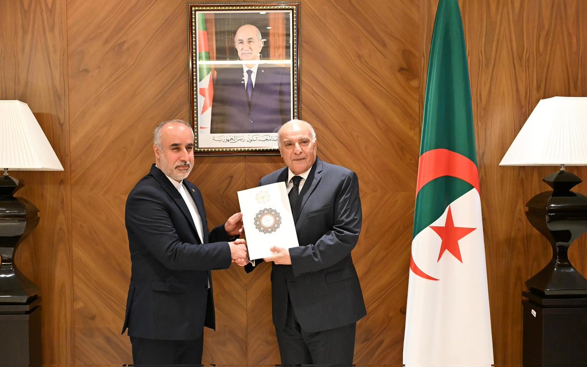 Algeria_MFA's tweet photo. استقبل وزير الدولة، وزير الشؤون الخارجية والجالية الوطنية بالخارج والشؤون الإفريقية، السيّد @AhmedAttaf_Dz ، اليوم بمقر الوزارة، السيد ناصر كنعاني جافي، الذي سلمه نسخا من الأوراق الاعتماد بصفته سفيرا فوق العادة ومفوضا لجمهورية إيران الاسلامية لدى الجزائر . https://t.co/2bGEQeSOum