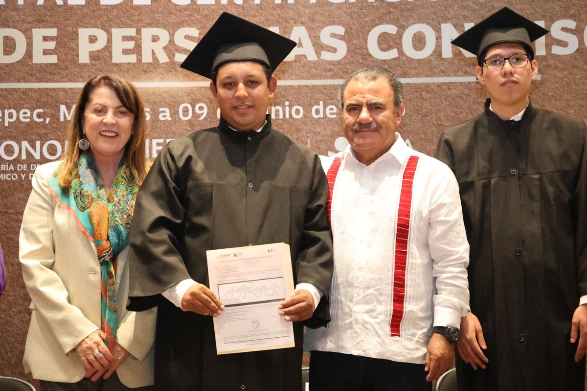 ArmandoContCast's tweet photo. En #Morelos celebramos un paso más hacia una sociedad más incluyente. Acompañé a la gobernadora @margarita_gs, junto con la secretaria de Educación, Karla Aline Herrera Salgado; la directora del Servicio Nacional de Empleo, Andrea Liliana Salgado Hernández; y el director general del Ineea Morelos, Uriel Estrada Jaime, en la entrega de certificaciones del Programa para la Inclusión Laboral de Personas con Discapacidad, realizada en Xochitepec.

Cada certificación representa esfuerzo, perseverancia y nuevas oportunidades. Este importante logro es resultado del trabajo conjunto entre el INEA, el @IneeaMorelos, el Servicio Nacional de Empleo y el IEBEM para impulsar la educación, la capacitación y la inclusión de más morelenses.

En el @INEAmx  seguimos construyendo caminos para que todas las personas jóvenes y adultas, sin importar su situación de vida, ejerzan su derecho a la educación, desarrollen su talento y accedan a mejores oportunidades para transformar su futuro.

Porque cuando sumamos esfuerzos, generamos cambios que impactan vidas y fortalecen el bienestar de nuestras comunidades.

#JuntasYJuntosEsMásFácil 
#EducarEsTransformar