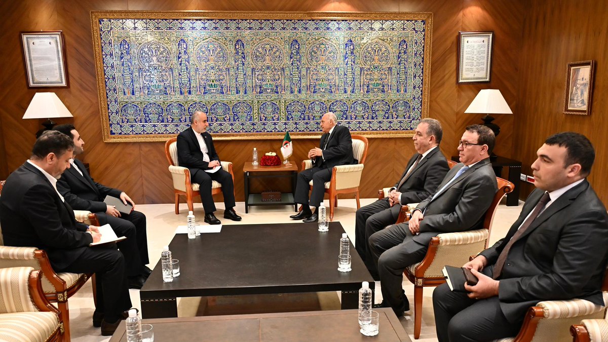Algeria_MFA's tweet photo. استقبل وزير الدولة، وزير الشؤون الخارجية والجالية الوطنية بالخارج والشؤون الإفريقية، السيّد @AhmedAttaf_Dz ، اليوم بمقر الوزارة، السيد ناصر كنعاني جافي، الذي سلمه نسخا من الأوراق الاعتماد بصفته سفيرا فوق العادة ومفوضا لجمهورية إيران الاسلامية لدى الجزائر . https://t.co/2bGEQeSOum