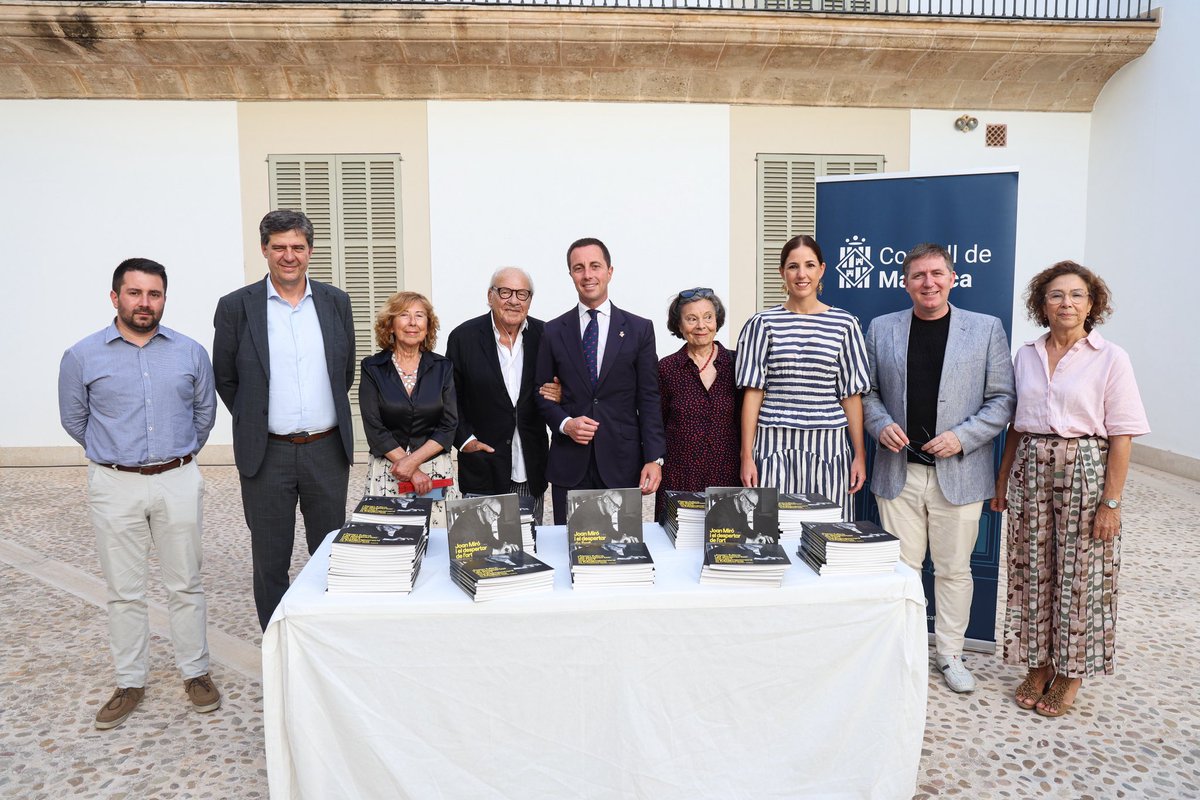 Ll_Galmes's tweet photo. Mallorca no s’entén sense l’empremta de Joan Miró. Amb l’edició del llibre ‘Joan Miró i el despertar de l’art contemporani a Mallorca. Miró i Pelaires 1969-1983’, contribuïm a preservar i difondre un llegat que va transformar el panorama artístic de la nostra illa.

Vull agrair especialment la feina de l’autora, Magdalena Aguiló, així com la generosa aportació de Pep Pinya i Niní Quetglas, testimonis i protagonistes d’una etapa fonamental per entendre la relació de Miró amb Mallorca i el paper clau de la Sala Pelaires en la projecció de l’art contemporani.

Aquesta publicació, emmarcada en el projecte «Paysage Miró», ens ofereix una mirada rigorosa i àmpliament documentada.

L’exposició vinculada al llibre, que està tenint una gran acollida per part del públic, es pot visitar al @MuseudeMallorca fins al 15 de juny.